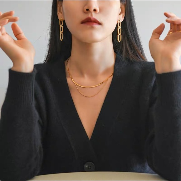 One-Piece Gold Necklace - Picture 10 of 12